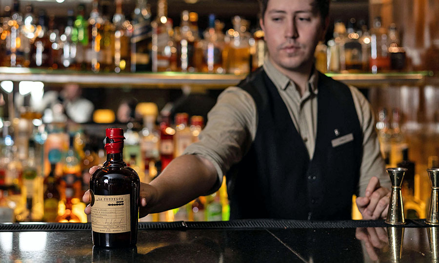 Licor La Chupilca como bajativo y parte de la coctelera del Ritz